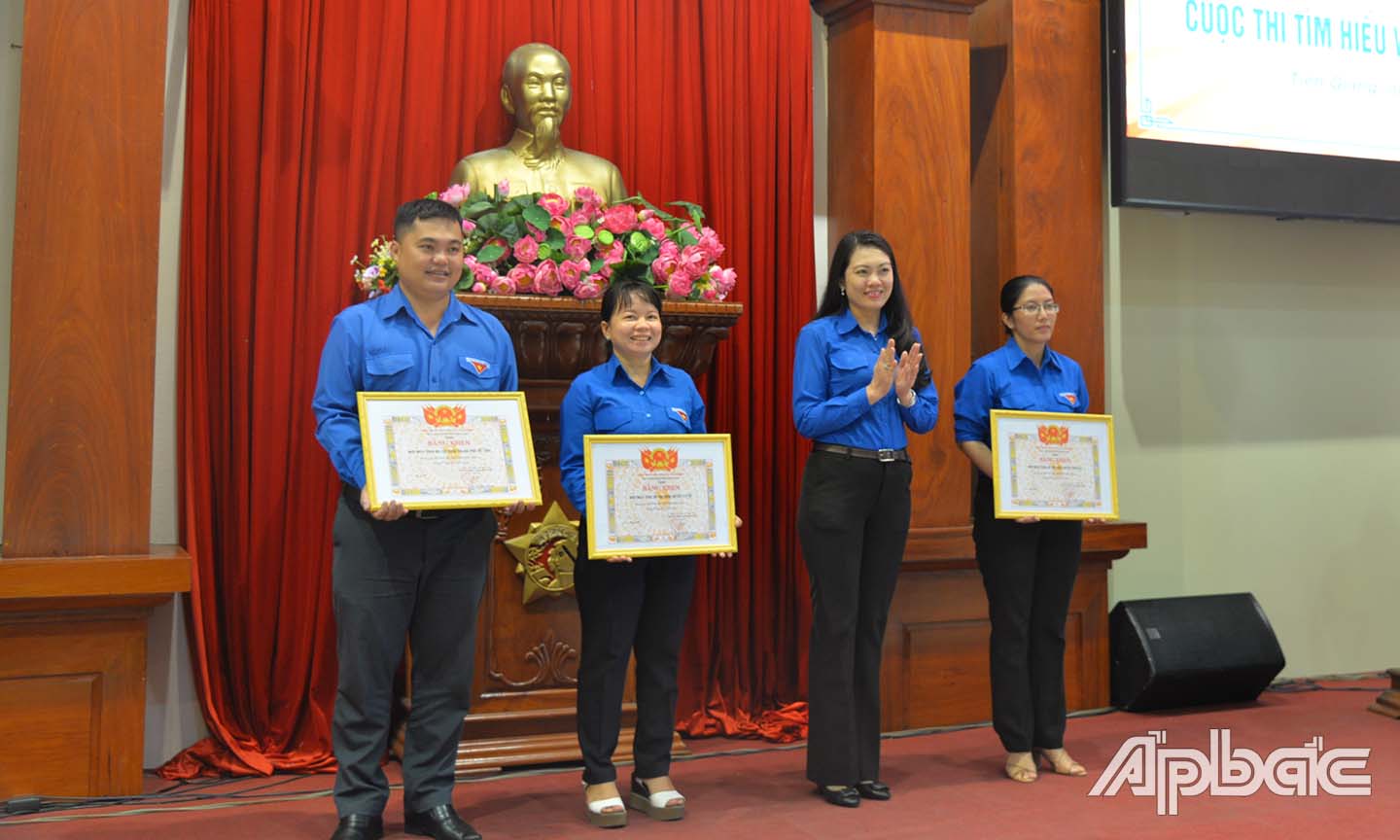Dịp này, Tỉnh đoàn tặng bằng khen cho 3 đơn vị tích cực tham gia cuộc thi trực tuyến tìm hiểu về Đảng Cộng sản Việt Nam.