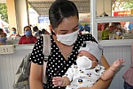 Nên đeo khẩu trang đúng cách khi đến chỗ đông người