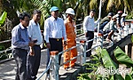 Vận động người dân bơm nước lên ruộng để dự trữ