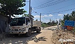 Lùi xe bất cẩn tông sập cổng chào