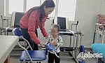 Bé trai 3 tuổi gãy chân tại điểm giữ trẻ: Có hay không việc bạo hành?