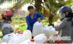 Chở nước ngọt về 