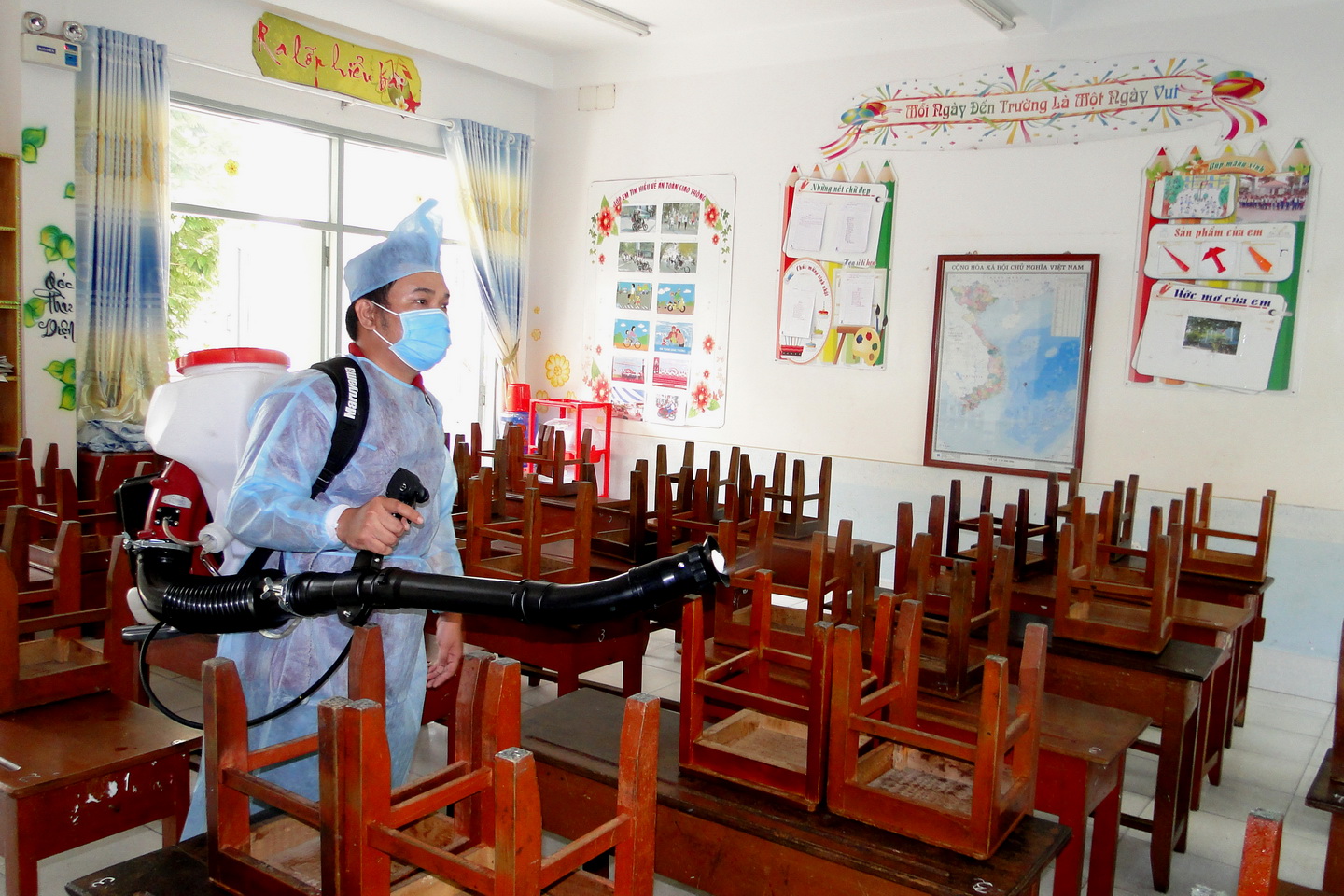 Nhân viên y tế phun hóa chất tiêu độc khử trùng tại Trường tiểu học Thủ Khoa Huân, phường 1, TP. Mỹ tho vào sáng 1-2.