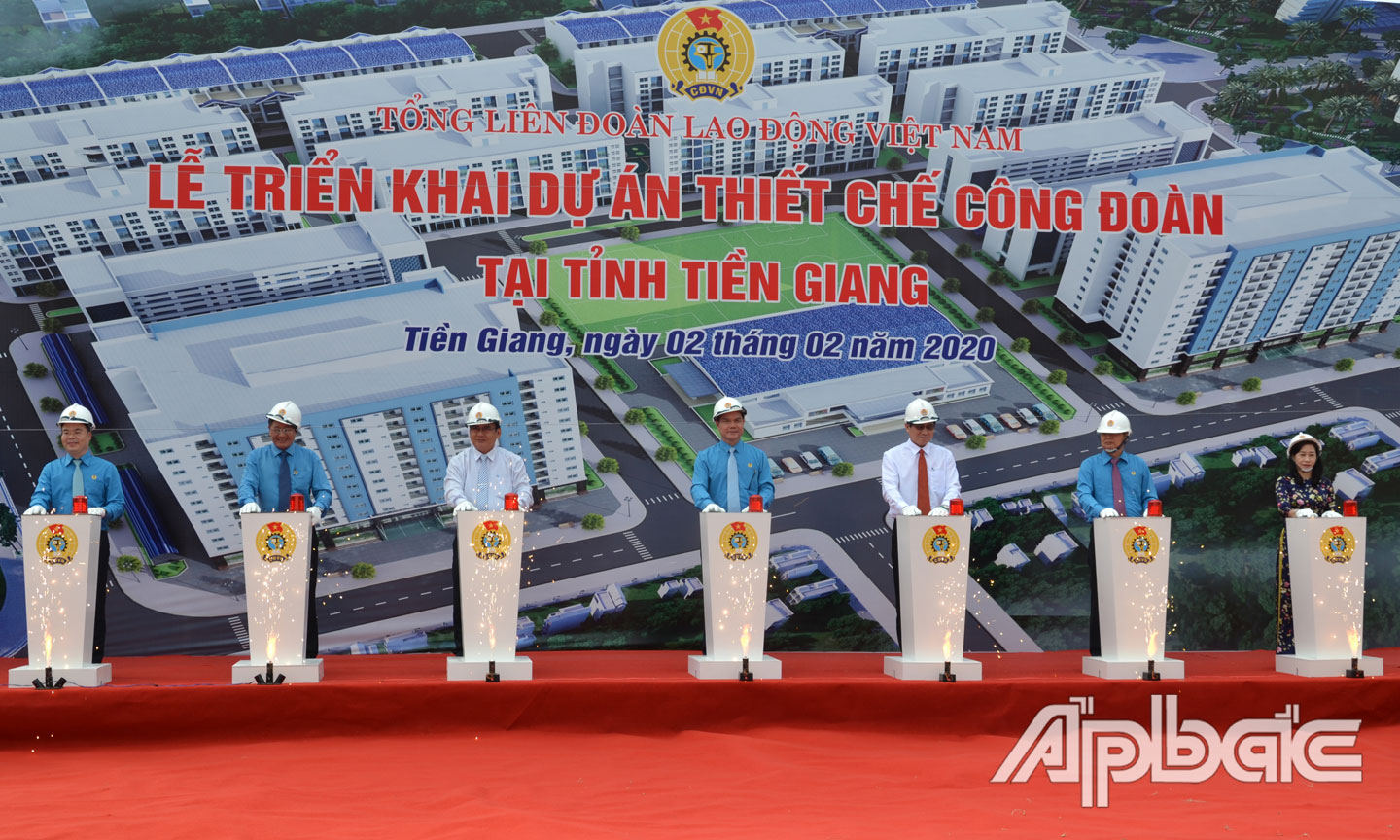 Nghi thức ấn nút triển khai Dự án Thiết chế công đoàn tại tỉnh Tiền Giang.