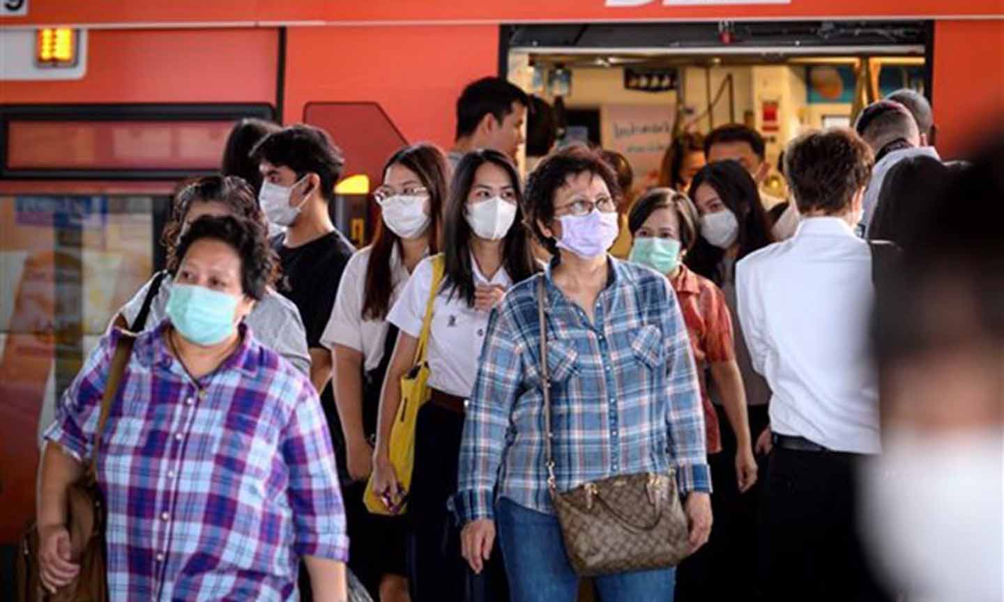 Người dân đeo khẩu trang đề phòng lây nhiễm virus corona tại Bangkok, Thái Lan. (Ảnh: AFP/TTXVN)