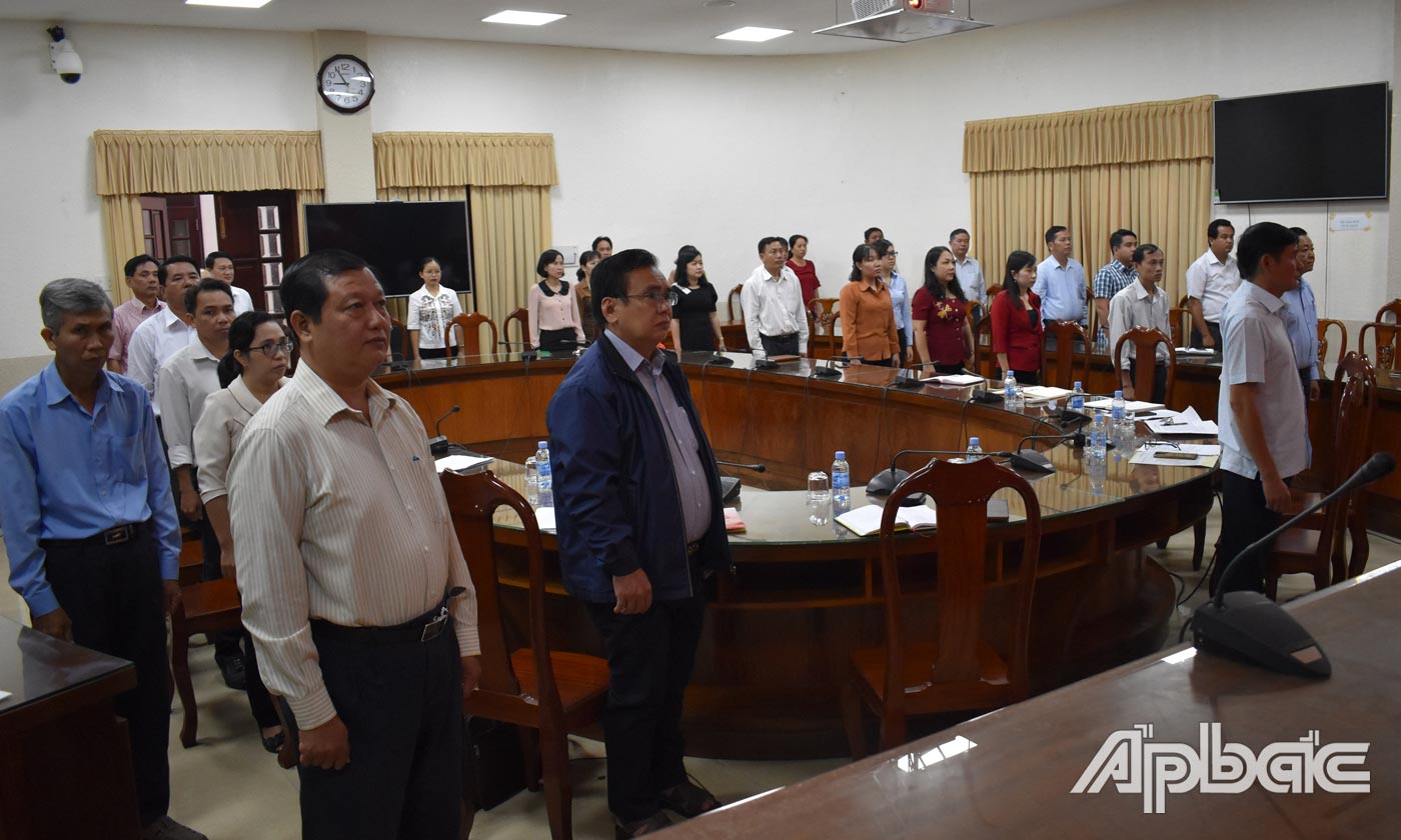 Đảng bộ Văn phòng Tỉnh ủy Tiền Giang chào cờ trước khi sinh hoạt.