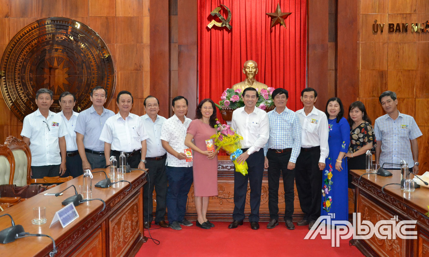 Lãnh đạo tỉnh và Ban Chấp hành HHDN tỉnh chụp ảnh lưu niệm.