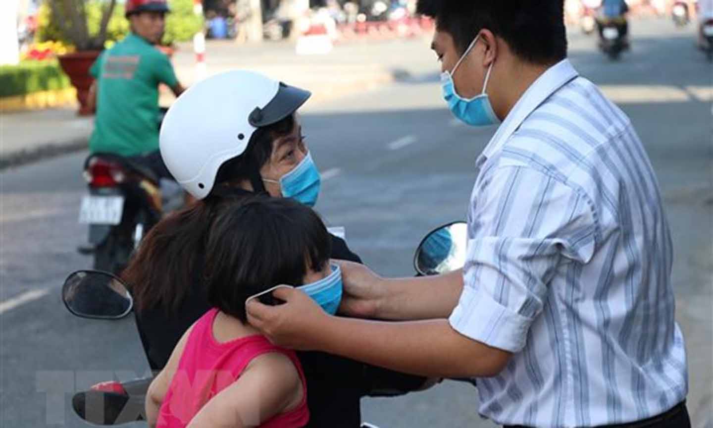 Đeo khẩu trang phòng chống dịch bệnh cho trẻ nhỏ. (Ảnh: TTXVN/Vietnam+)