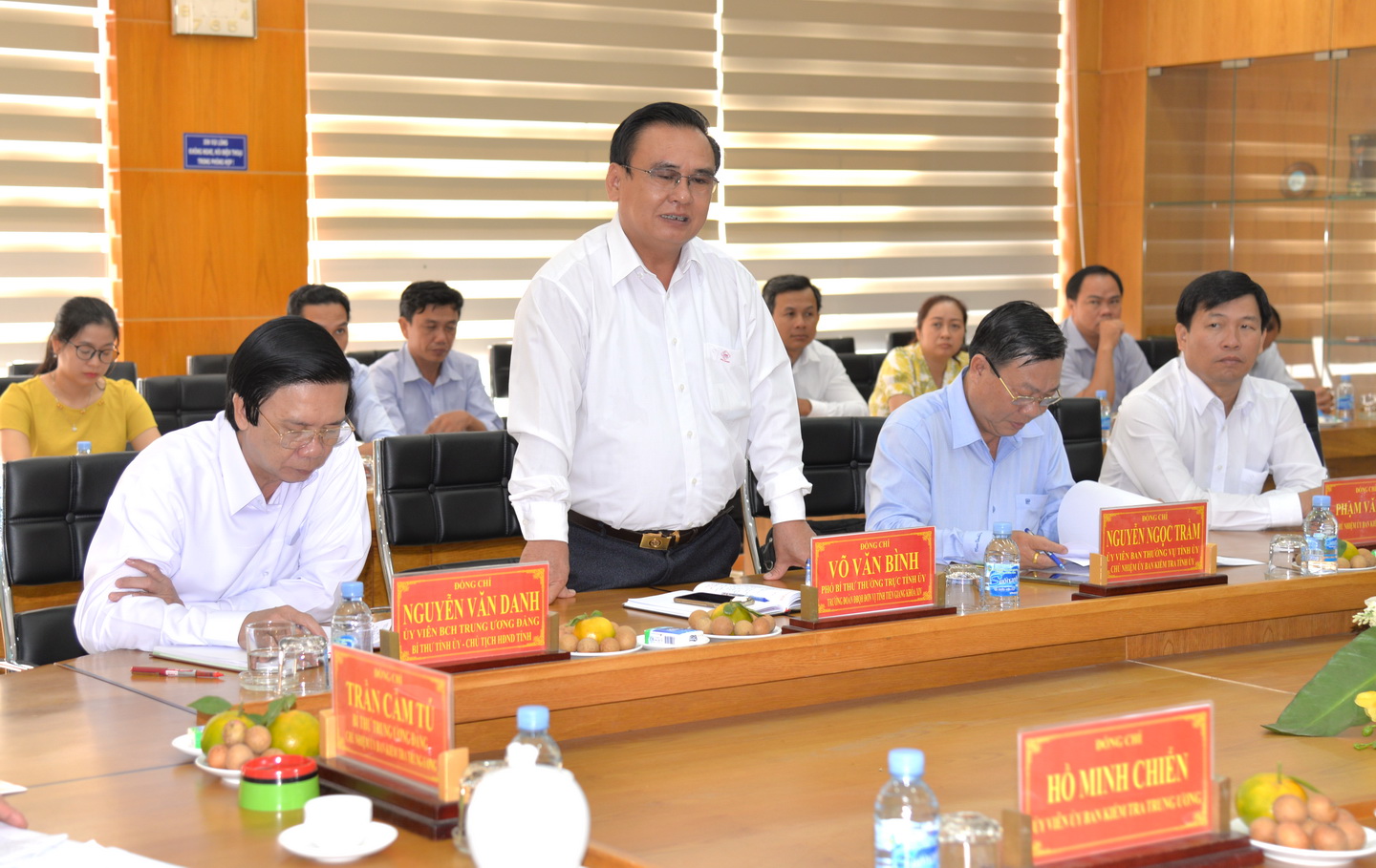 Đồng chí Võ Văn Bình, Phó Bí thư Thường trực Tỉnh ủy trình bày thêm những vấn đề đoàn quan tâm