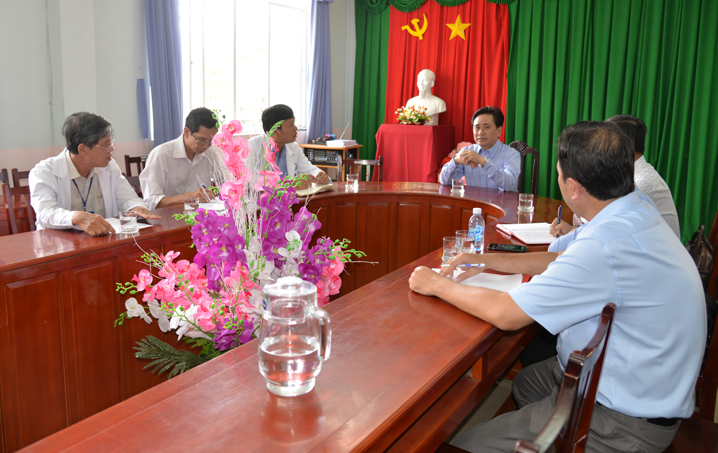 Phó Chủ tịch UBND tỉnh Trần Văn Dũng nghe lãnh đạo Bệnh viện Đa khoa Trung tâm báo cáo những thuận lợi, khó khăn trong công tác chuẩn bị điều trị cho bệnh nhân nCoV