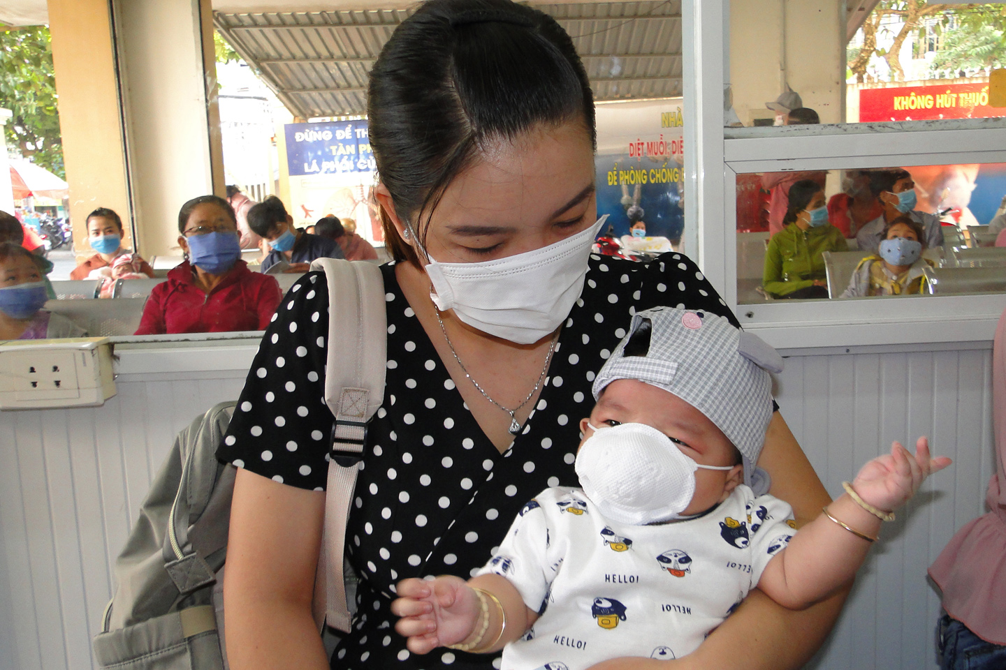 Đeo khẩu trang đúng cách khi đến chốn đông người là khuyến cáo phòng bệnh lây truyền qua đường hô hấp