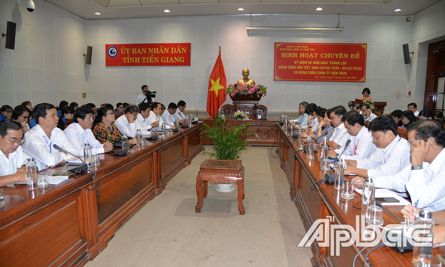 Quang cảnh buổi sinh hoạt chuyên đề kỷ niệm 90 năm Ngày thành lập  Đảng Cộng sản Việt Nam ở  Đảng bộ Văn phòng Đoàn ĐBQH, HĐND, UBND tỉnh.