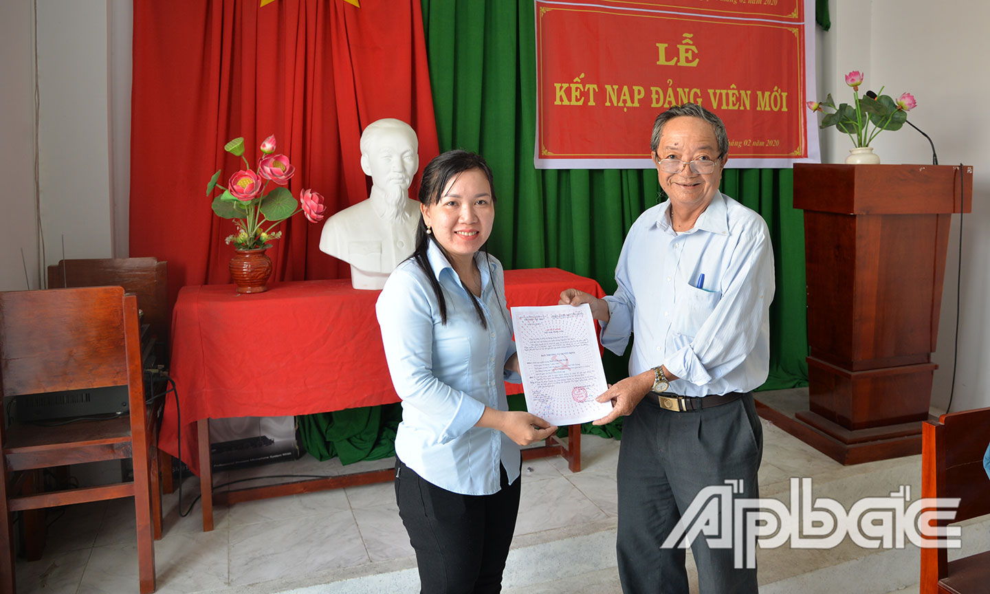 Chi bộ  khu phố 9  tổ chức  kết nạp đảng viên mới tại buổi sinh hoạt. 