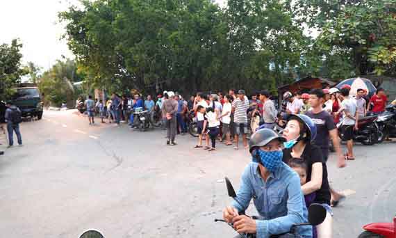Mặc kệ cảnh báo nguy hiểm từ các lực lượng chức năng, nhiều bạn trẻ vẫn tụ tập coi bắt nghi phạm ở Củ Chi. Ảnh: QUANG LIÊM