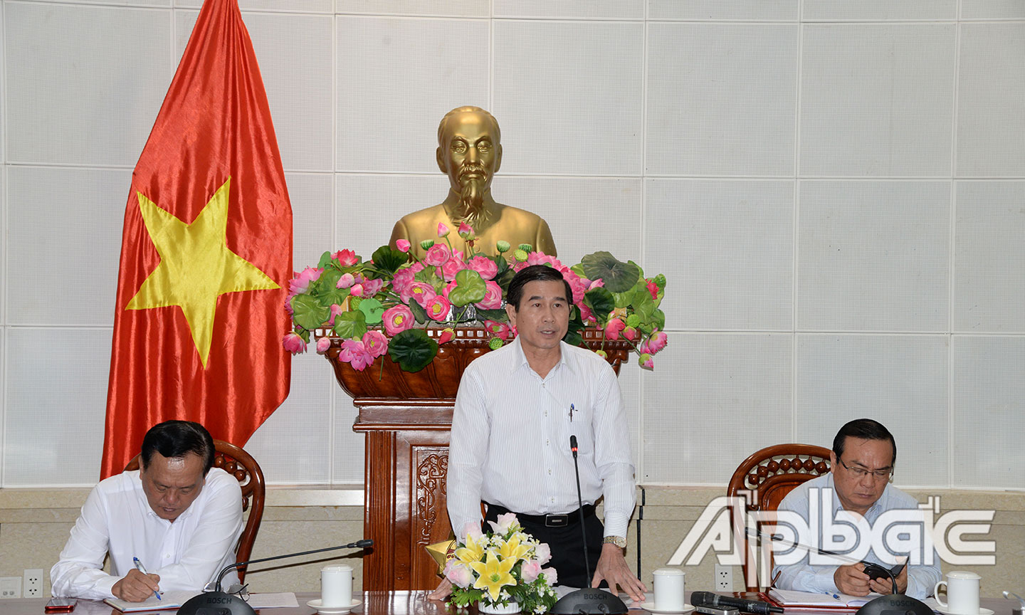 Đồng chí Lê Văn Hưởng phát biểu tại cuộc họp.