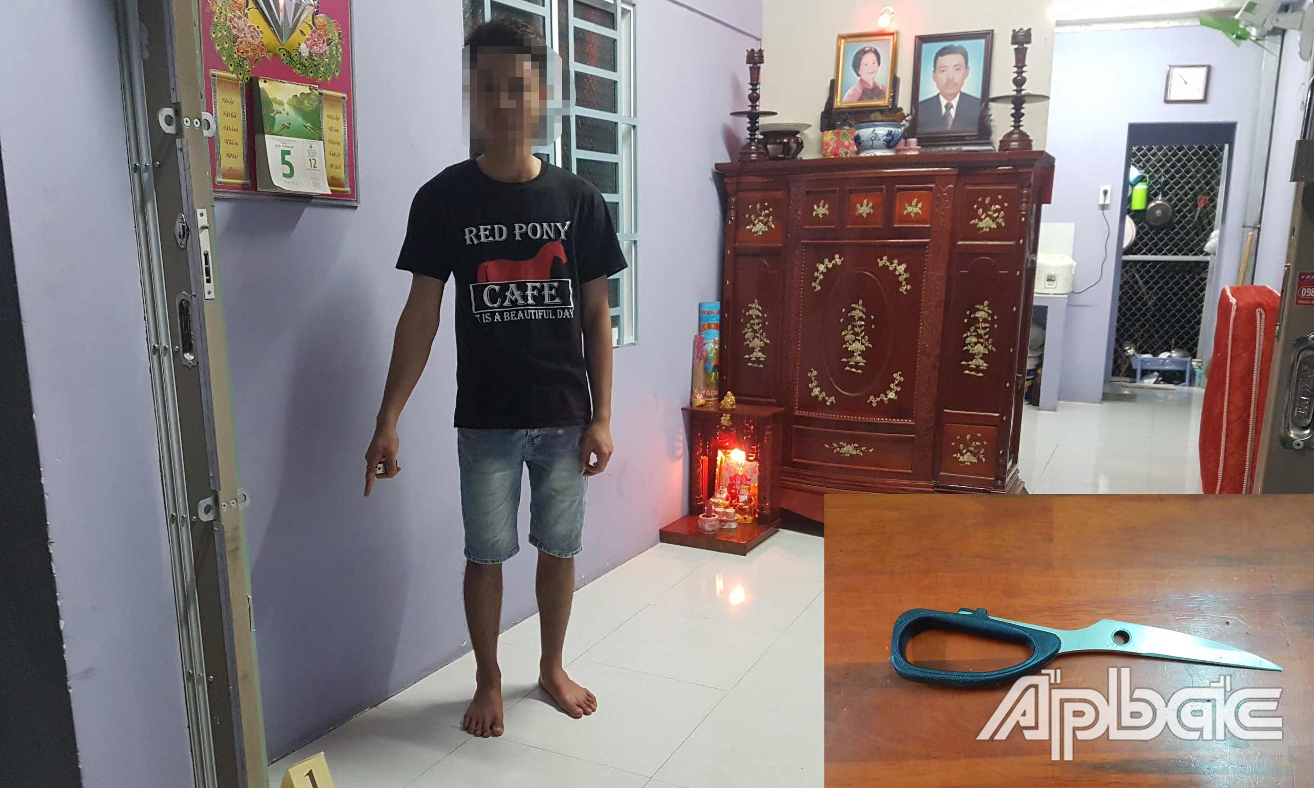 Chủ nhà chỉ hiện trường và hung khí gây án.
