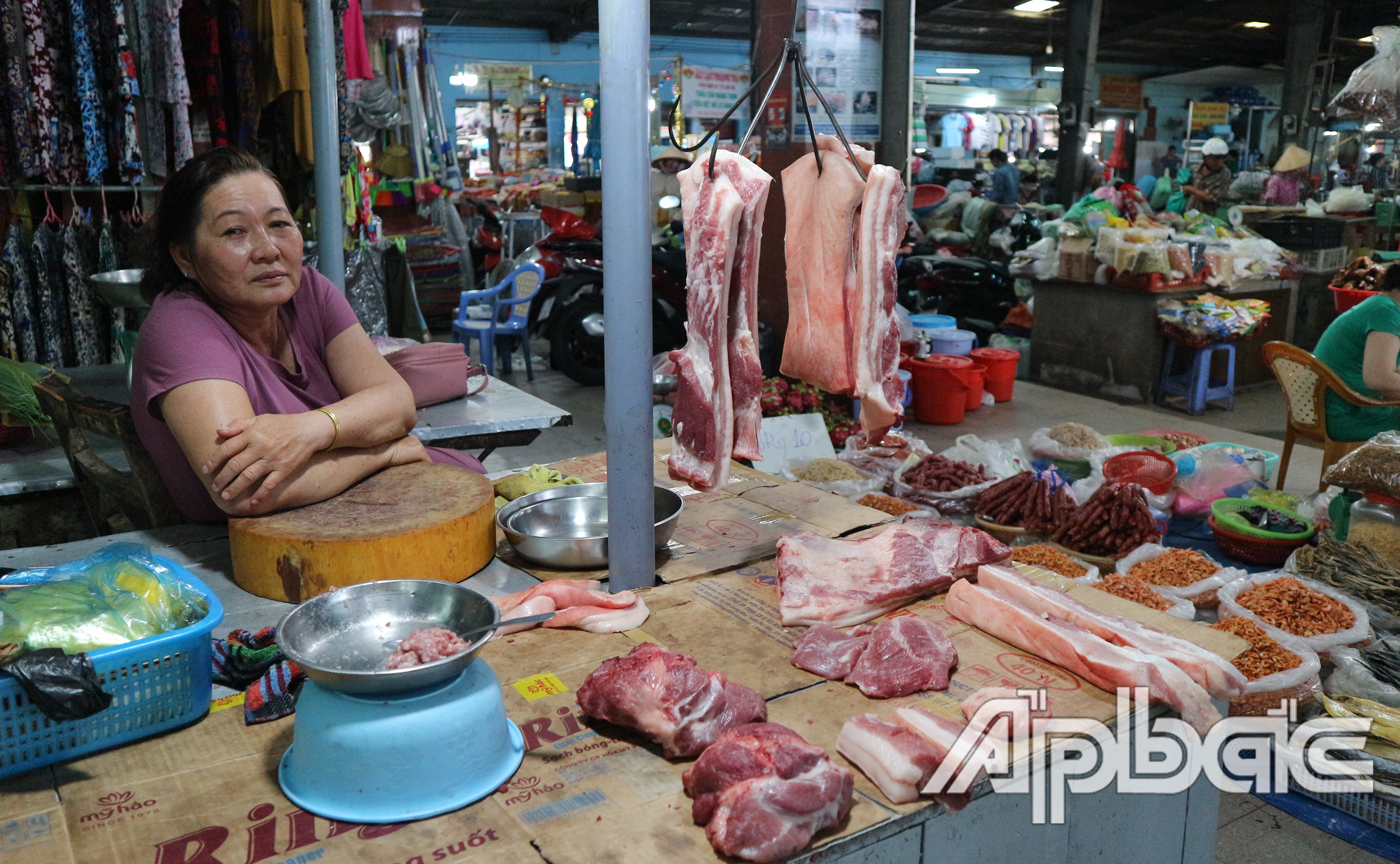 Sạp thịt heo của một tiểu thương rất ế ẩm vì chợ vắng khách