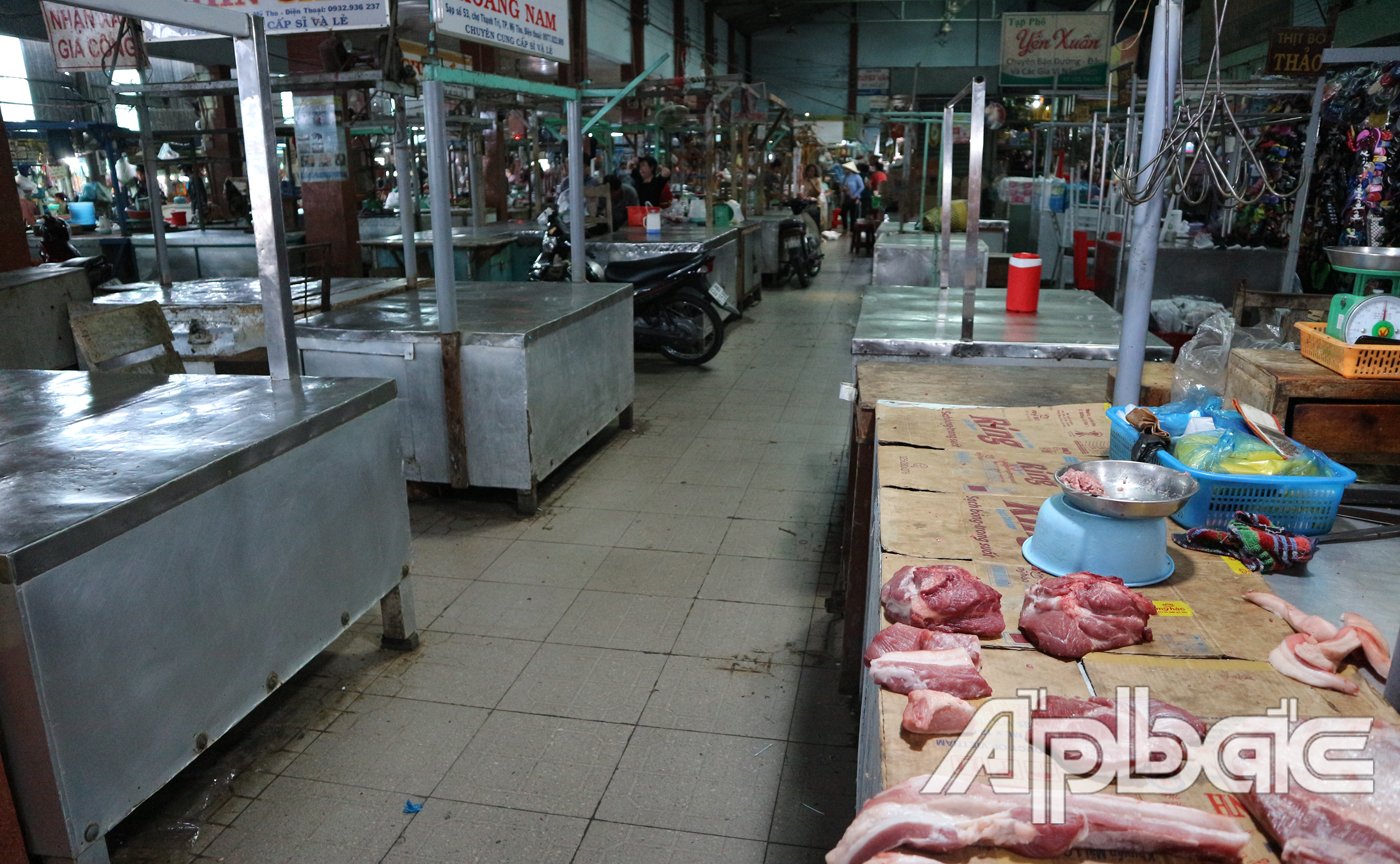 Do lượng khách thưa thớt nên nhiều tiểu thương bán thịt heo phải bỏ sạp.