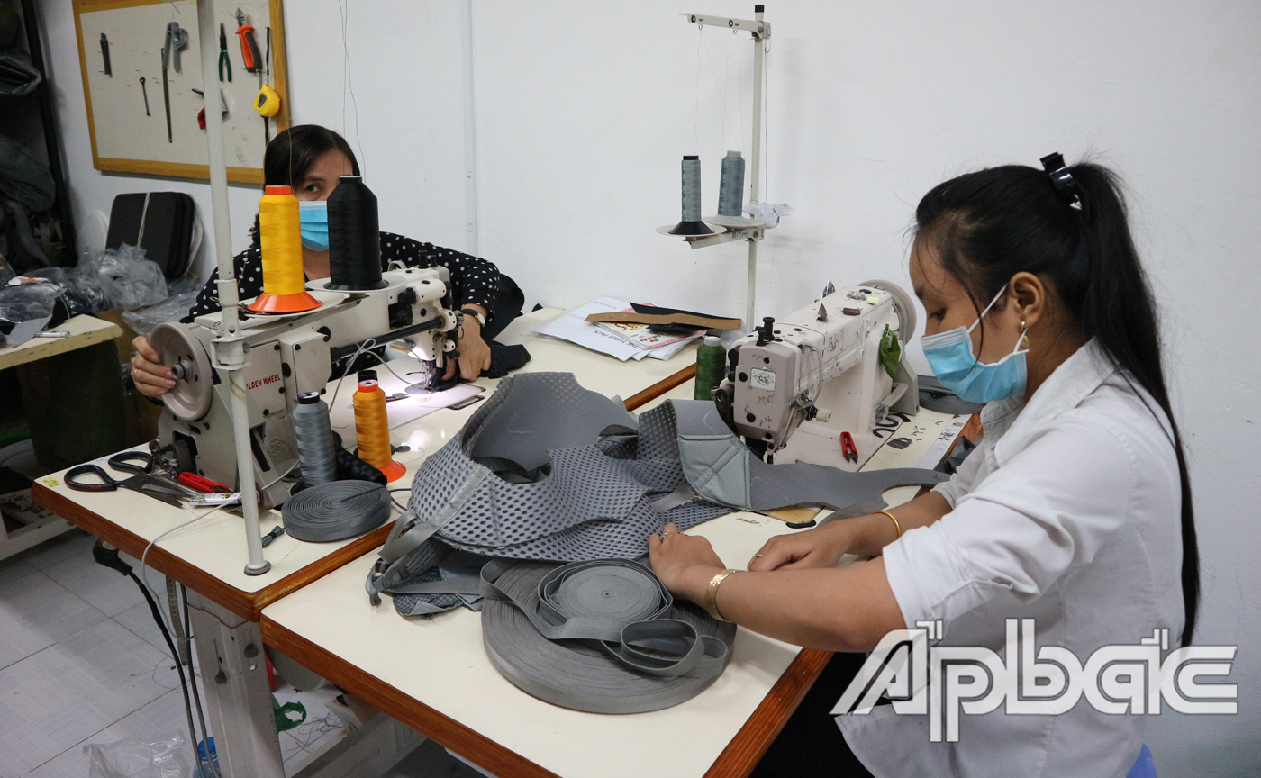 công nhân lao động được trang bị đầy đủ kiến thức phòng chống dịch bệnh viêm phổi cấp do Virus Corona 