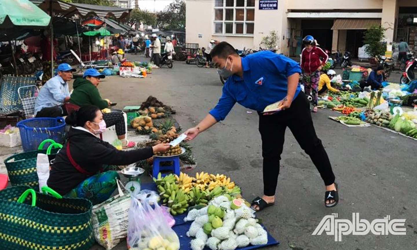 Đoàn viên phát tờ rơi tuyên tryền phòng chống dịch tại chợ Gò Công.
