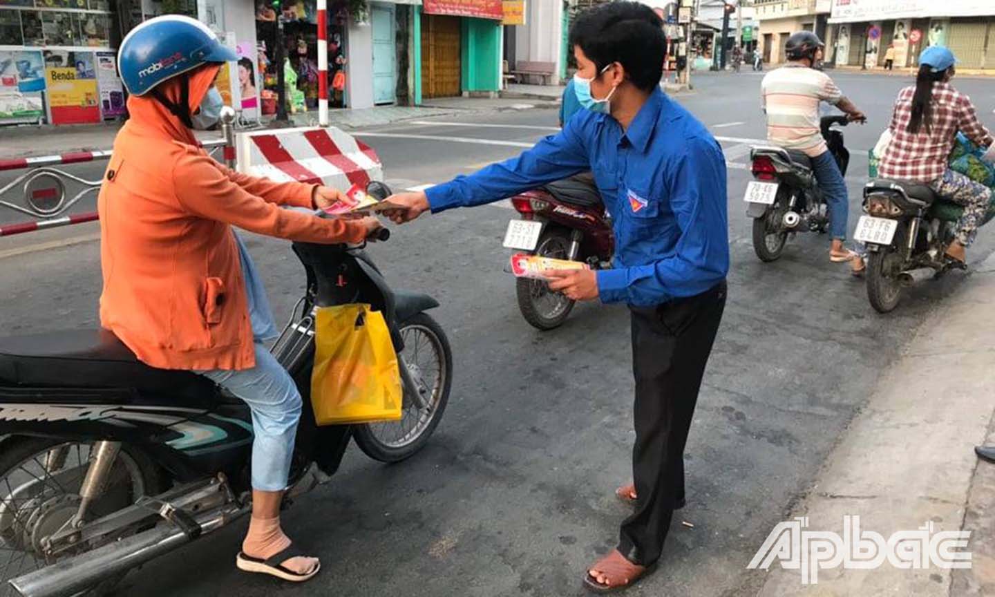 Đoàn viên TP. Mỹ Tho phát tờ tơi tuyên truyền cho người dân.