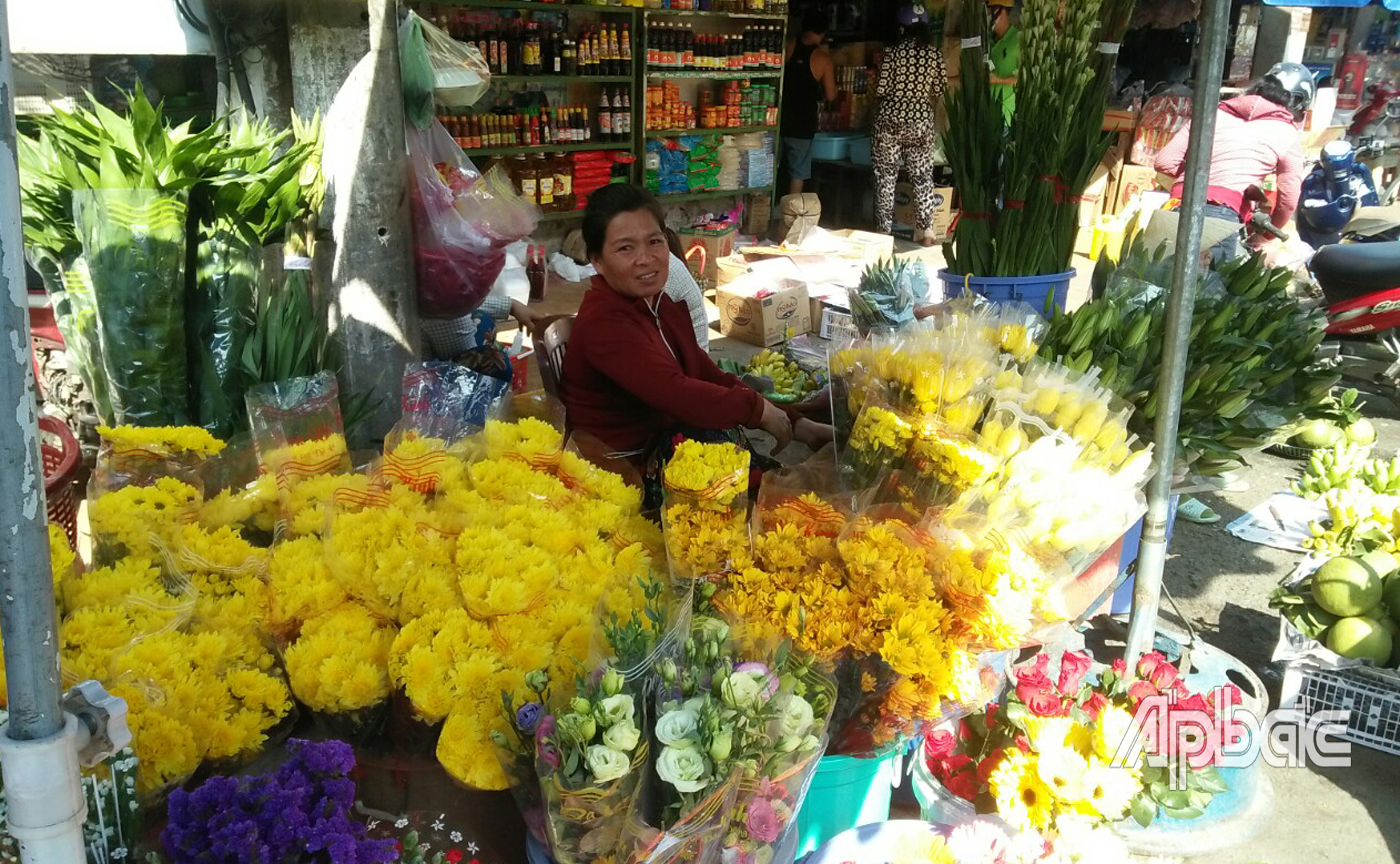 Tiểu thương bày bán nhiều hoa tươi cho ngày rằm tháng Giêng