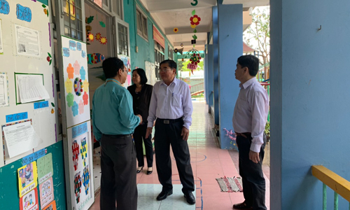 Lãnh đạo ngành giáo dục kiểm tra công tác vệ sinh ở các điểm trường. 