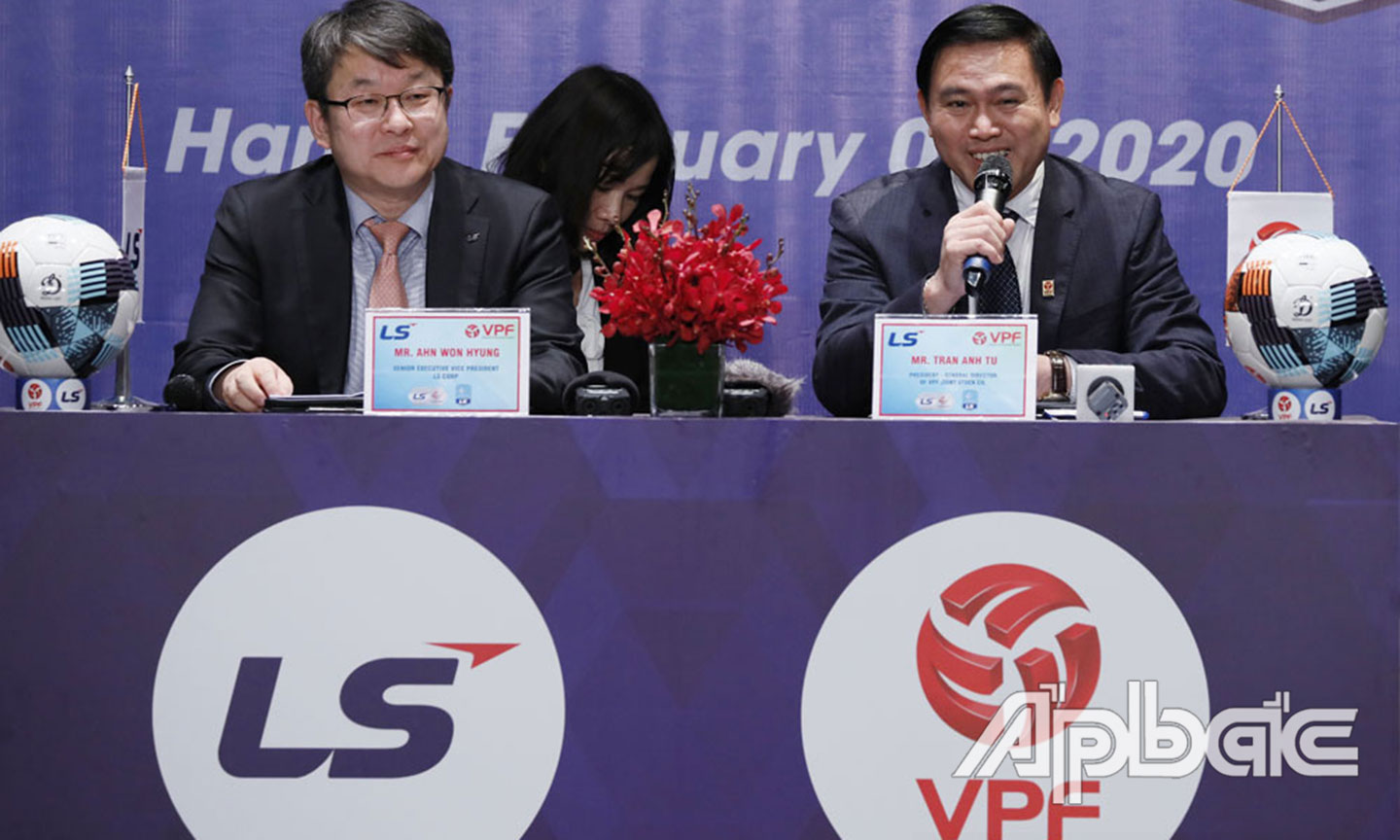 Ông Ahn Won Hyung – Phó Chủ tịch Tập đoàn LS và ông Trần Anh Tú – Chủ tịch – TGĐ VPF trả lời phỏng vấn báo chí
