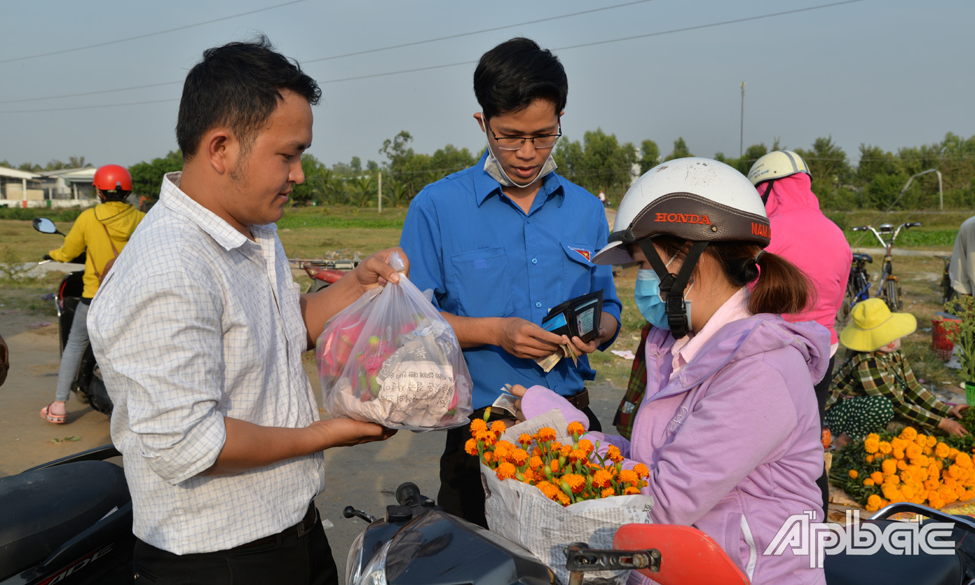 Người dân ủng hộ mua thnah long.