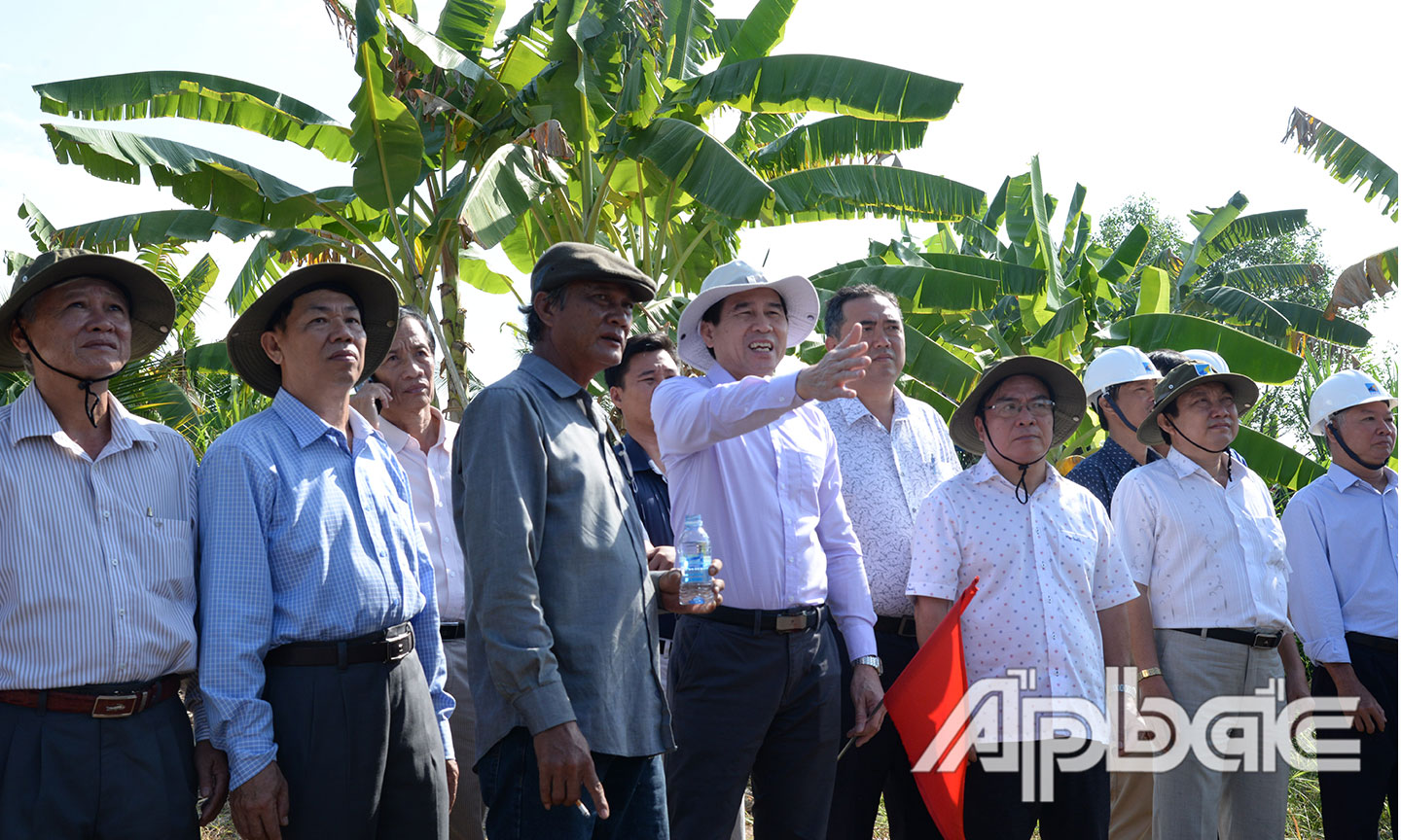 Đồng chí Lê Văn Hưởng chỉ đạo tại công trình.