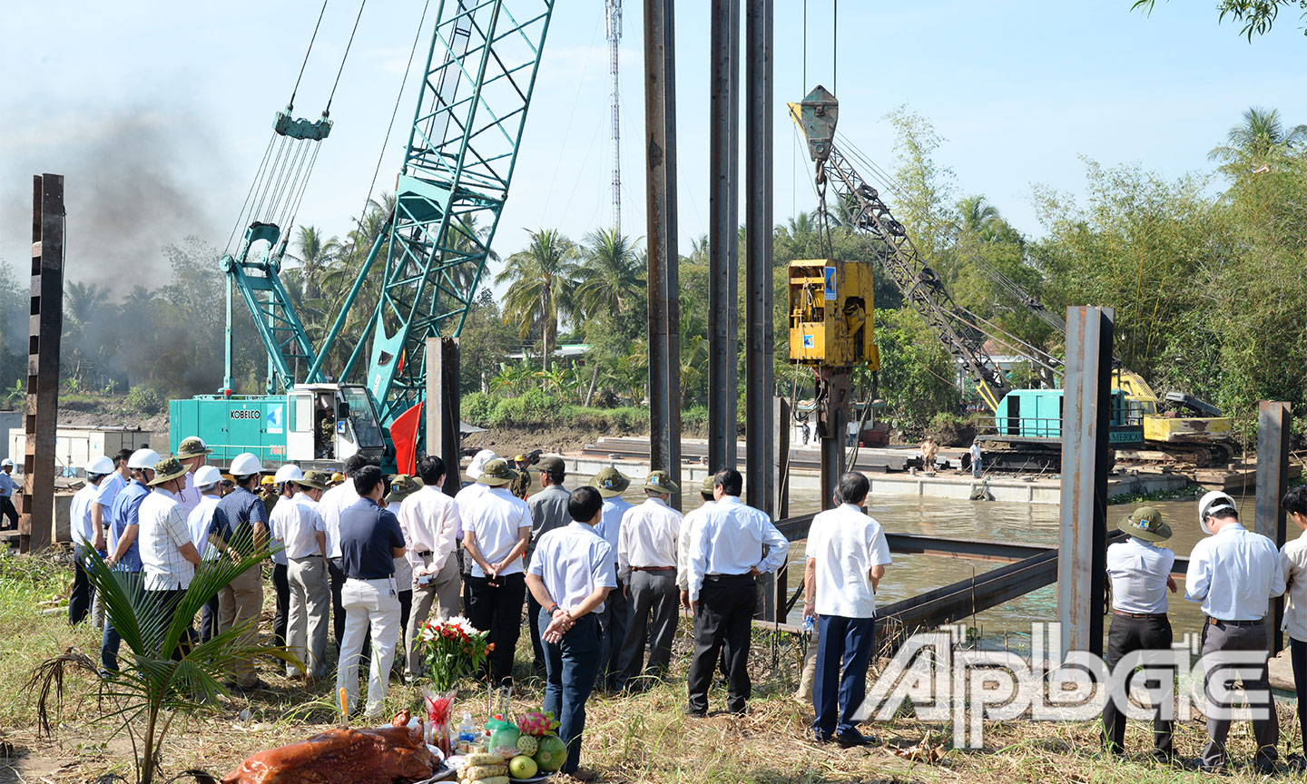 Những cột thép đầu tiên được đóng xuống.