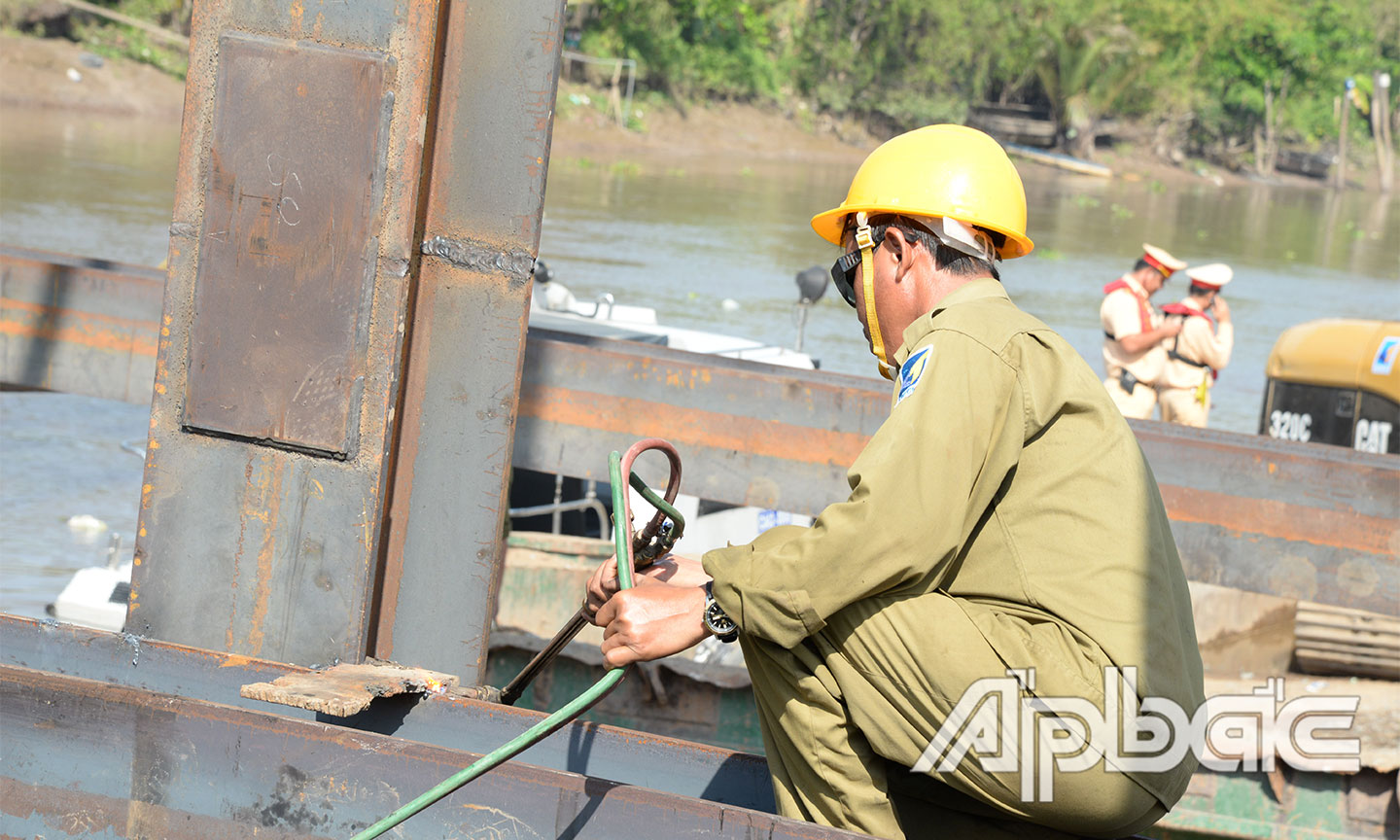 Công nhân hàn những mối sắt đầu tiên.