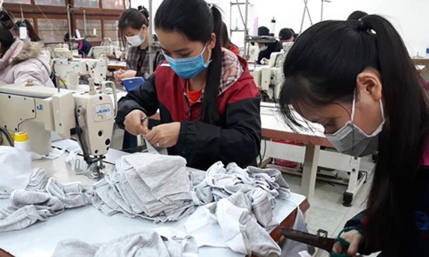 Công nhân, học viên tại Trường cao đẳng nghề Long Biên - Hà Nội miệt mài, khẩn trương làm khẩu trang để phục vụ thị trường, giảm thiểu tình trạng khan thiếu dụng cụ phòng dịch bệnh hiện nay. Ảnh theo Vinatex