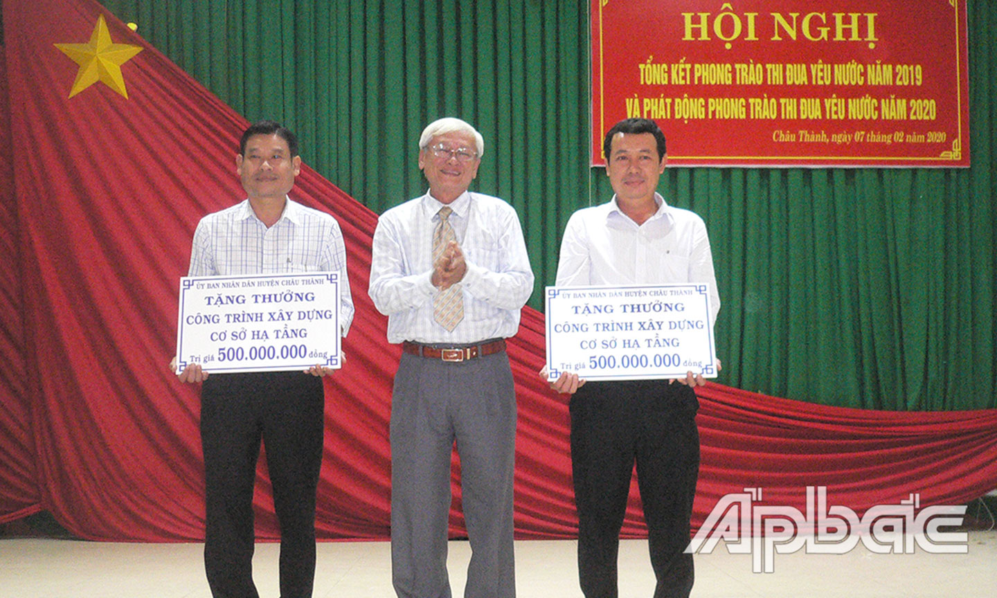 Đồng chí Huỳnh Văn Bé Hai huyện trao phiếu tượng trưng tiền thưởng