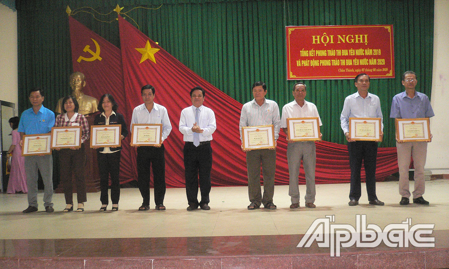 Đồng chí Trương Minh Tới trao giấy khen cho các đơn vị được thưởng