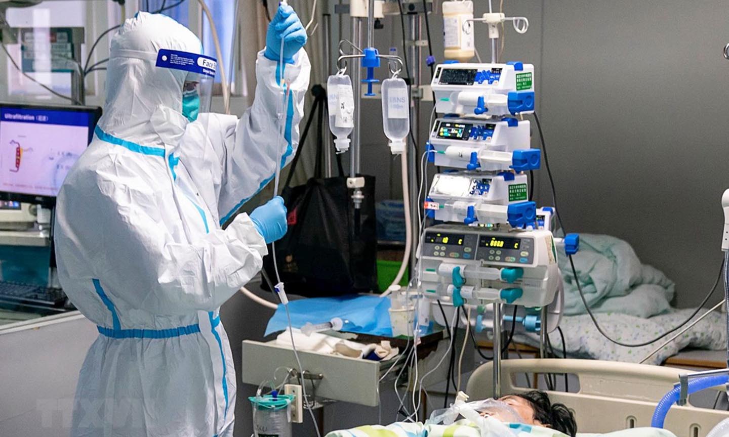 Nhân viên y tế điều trị cho bệnh nhân nhiễm virus corona chủng mới tại bệnh viện ở Vũ Hán, tỉnh Hồ Bắc, Trung Quốc ngày 24/1 vừa qua. (Ảnh: THX/TTXVN)