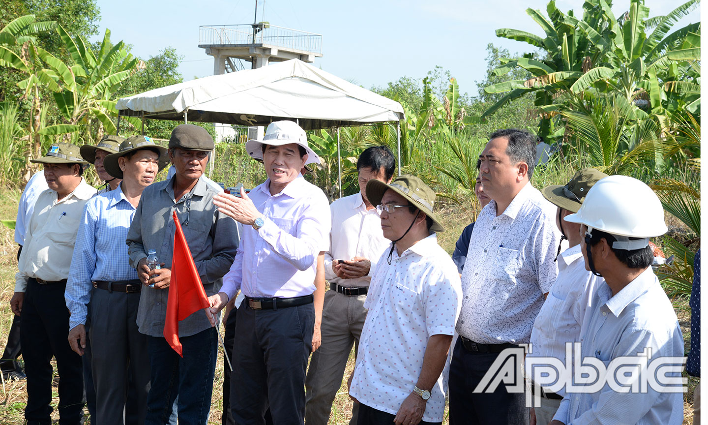 Đồng chí Lê Văn Hưởng trao đổi với đồng chí Phạm Anh Tuấn trong buổi phát lệnh đắp đập thép kinh Nguyễn Tấn Thành.