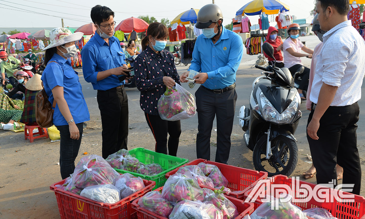 Chương trình bán thanh long cho công nhân tại các khu, cụm công nghiệp.                                                                                                                                                                                 Ảnh: A. phương - Minh thành