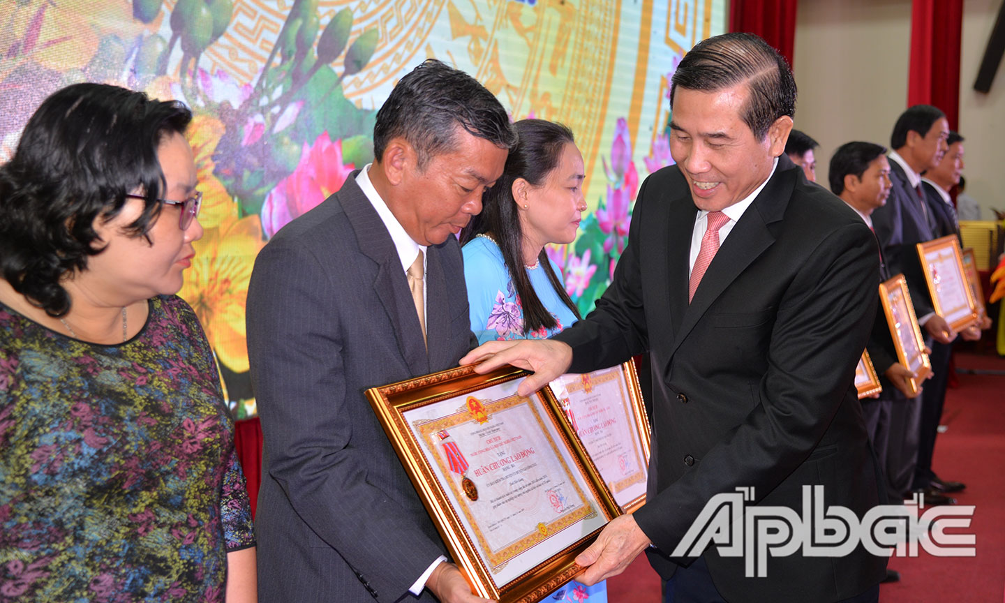 Thừa ủy quyền Chủ tịch nước, Phó Bí thư Tỉnh ủy, Chủ tịch UBND tỉnh Lê Văn Hưởng trao Huân chương Lao động hạng Ba cho đại diện lãnh đạo UBKT Huyện ủy Gò Công Tây. 