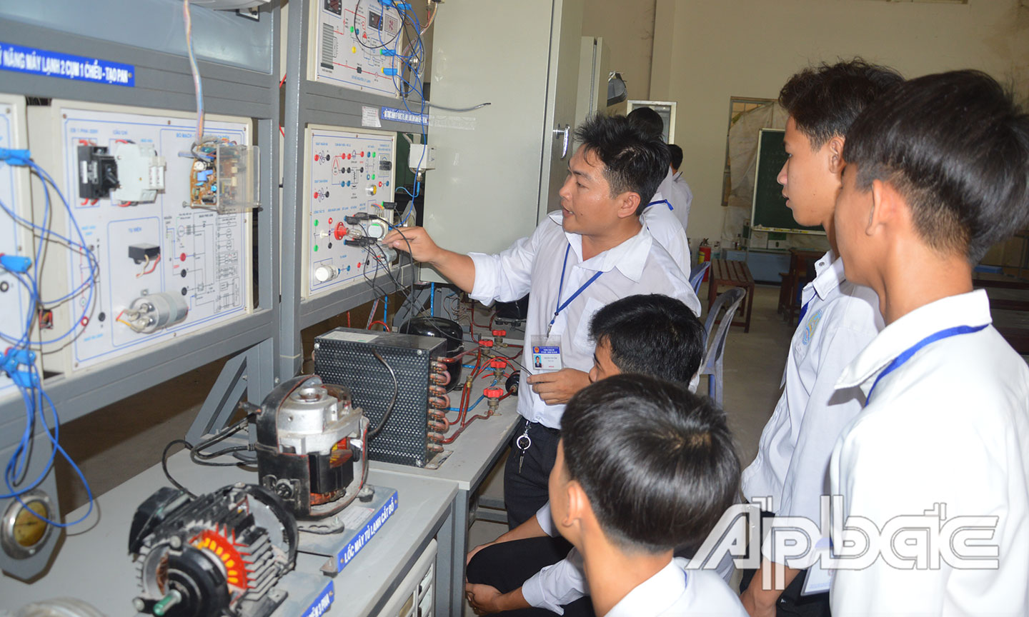 Giờ học thực hành của học sinh trung cấp nghề kỹ thuật máy lạnh và điều hòa không khí.