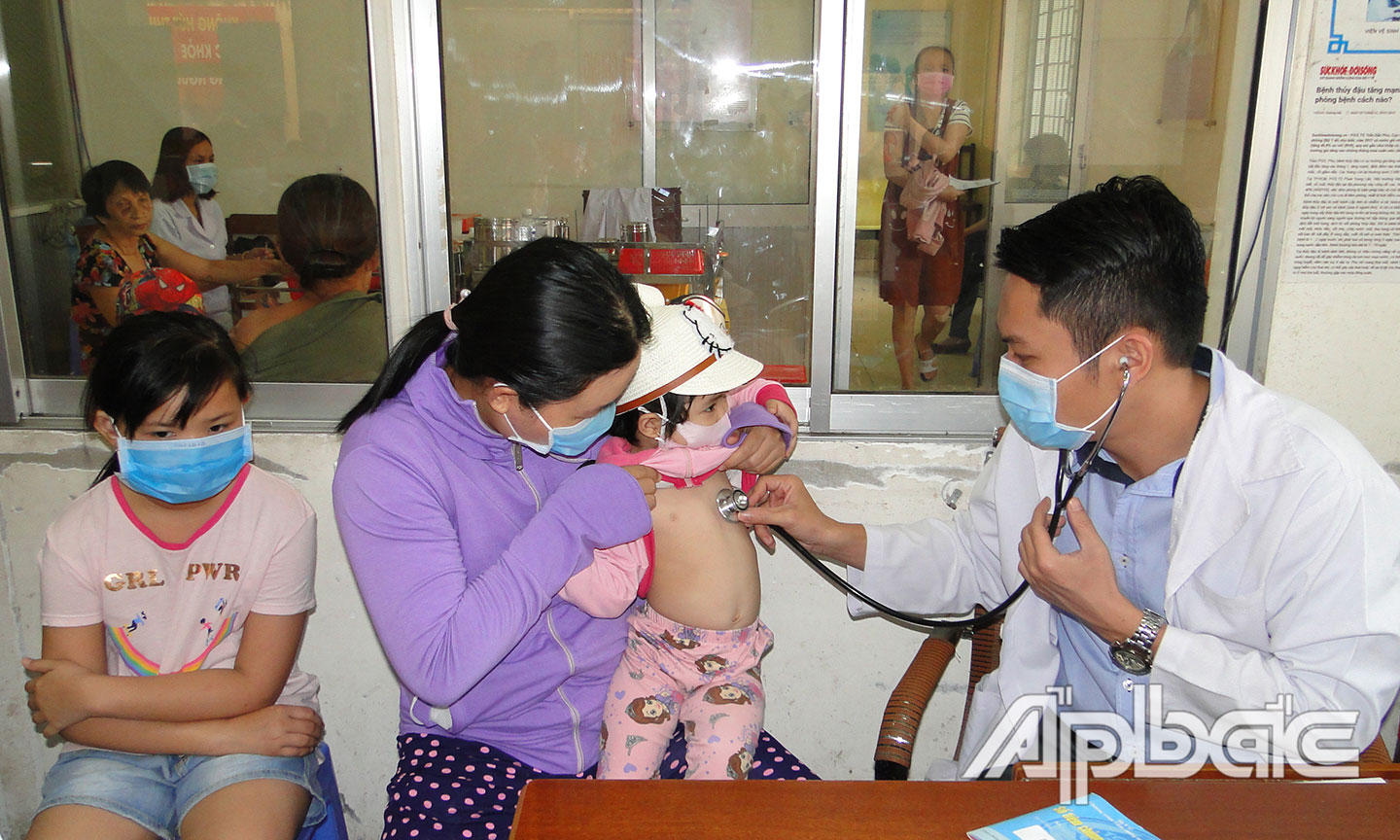 Người dân đeo khẩu trang khi đến nơi đông người để chủ động phòng, chống dịch bệnh nCoV.