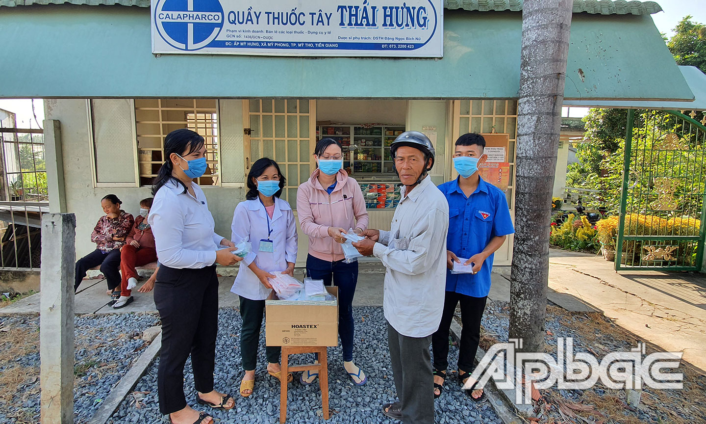 Phát khẩu trang y tế miễn phí cho người dân tại quầy thuốc tây Thái Hưng. 