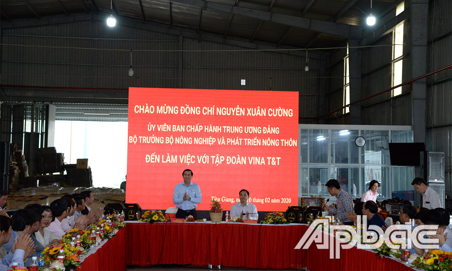 Đồng chí Lê Văn Hưởng tiếp đoàn công tác.