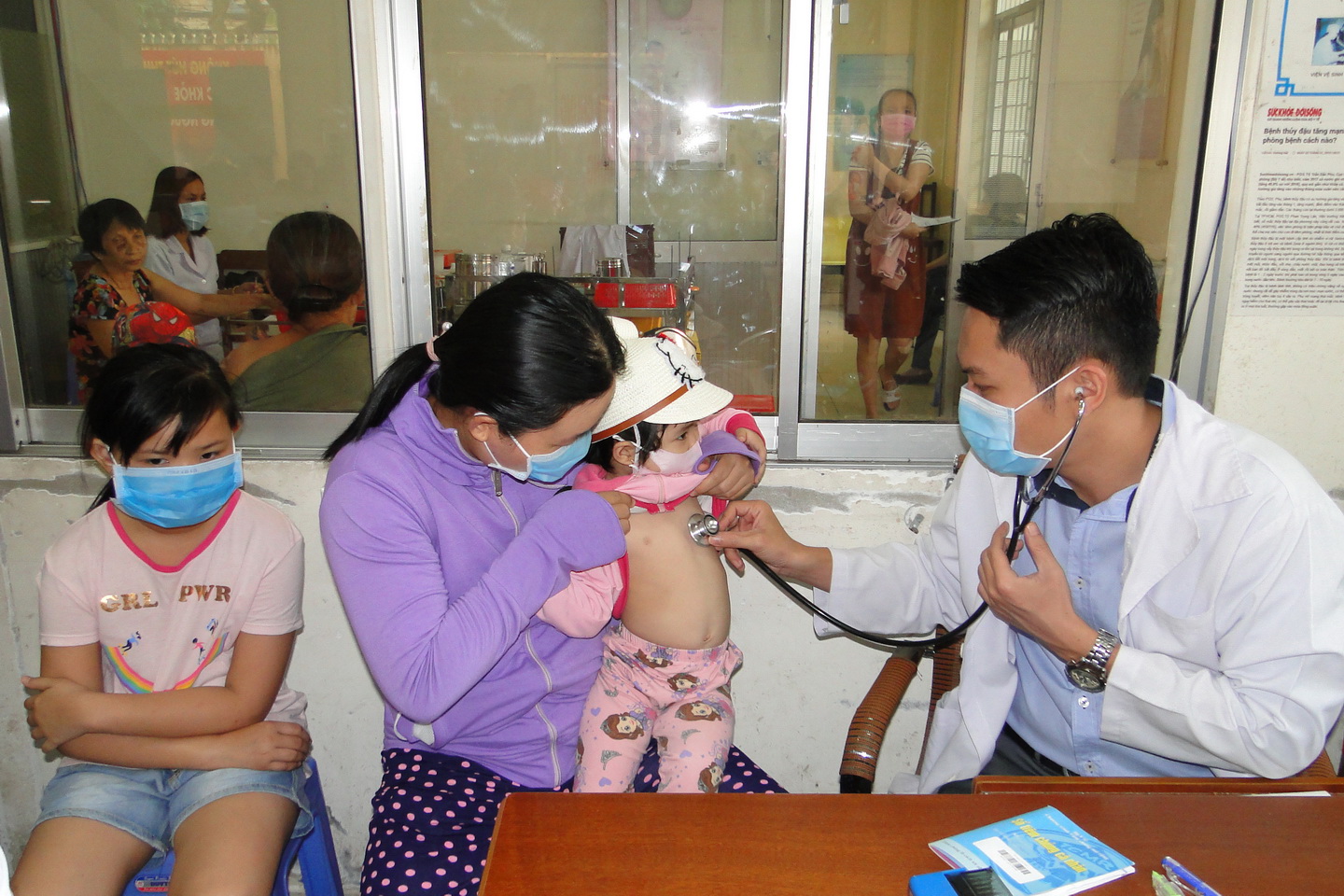 Người dân ý thức mang khẩu trang khi đến chỗ đông người để phòng ngừa lây nhiễm nCoV