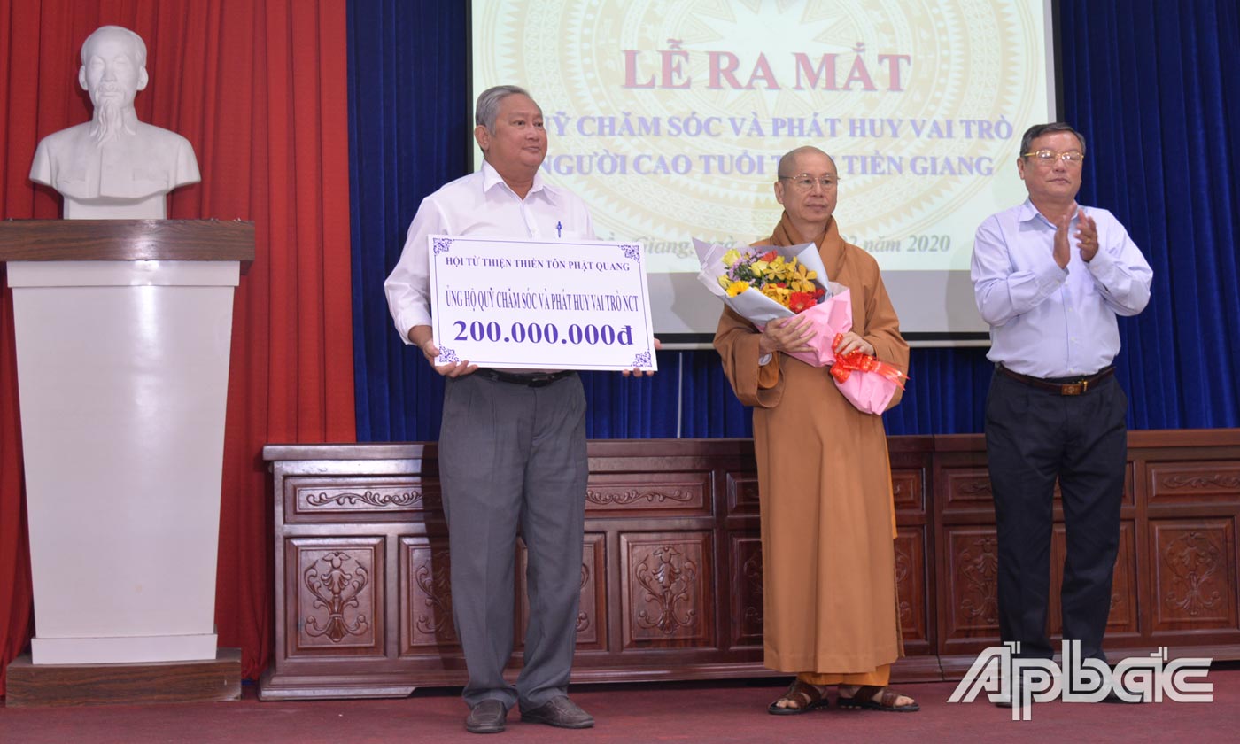 Các đơn vị, doanh nghiệp, tôn giáo... đóng góp cho Quỹ.