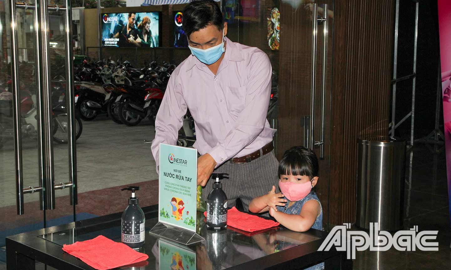 Người dân ý thức phòng bệnh khi đến các điểm vui chơi, giải trí. 
