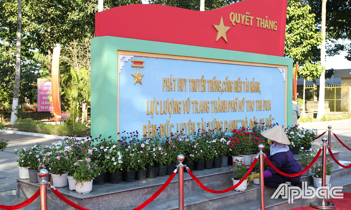 Công tác trang trí khánh tiết hoàn tất trong chiều 12-2.