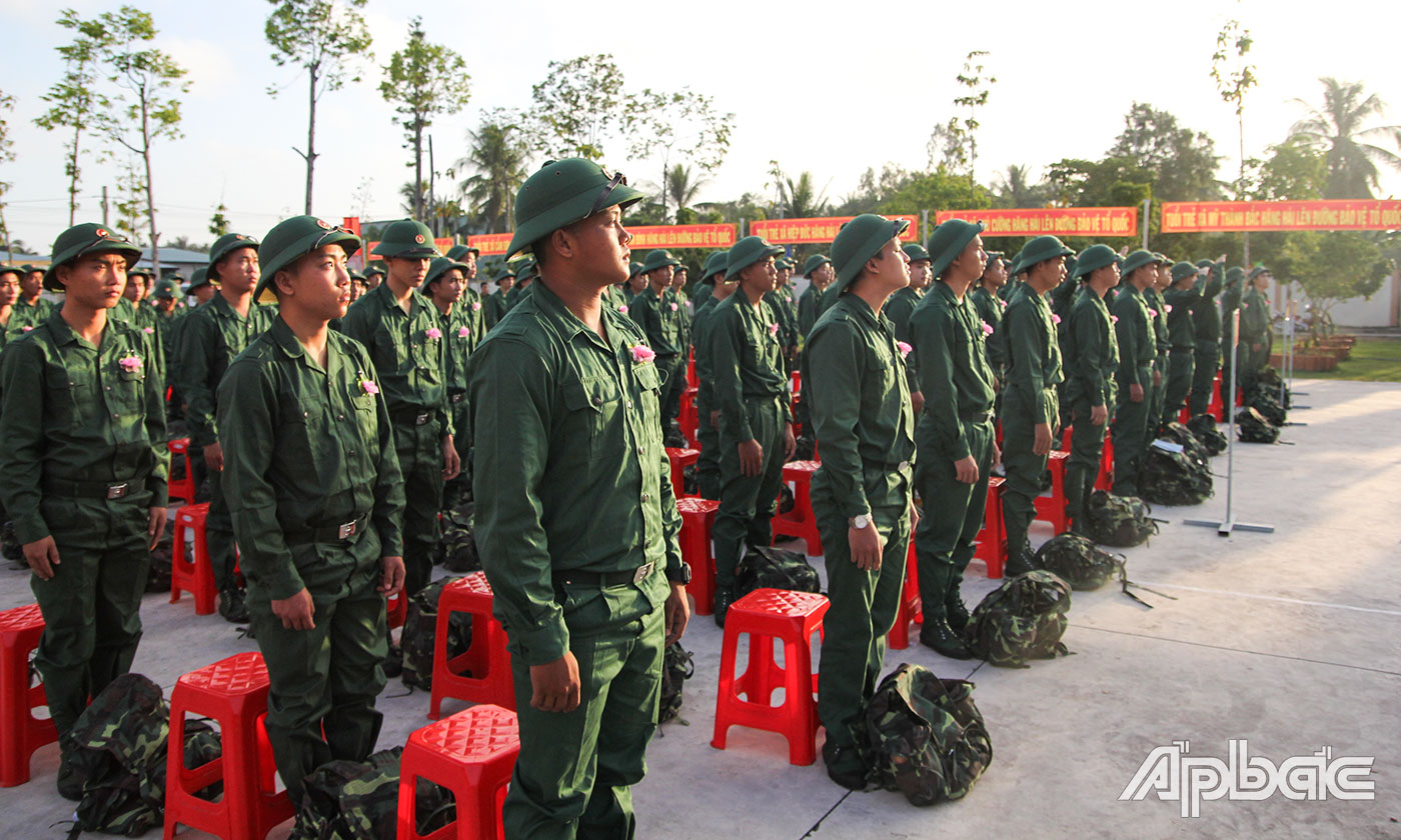 Đoàn chủ tịch và các tân binh thực hiện nghi thức Chào cờ.