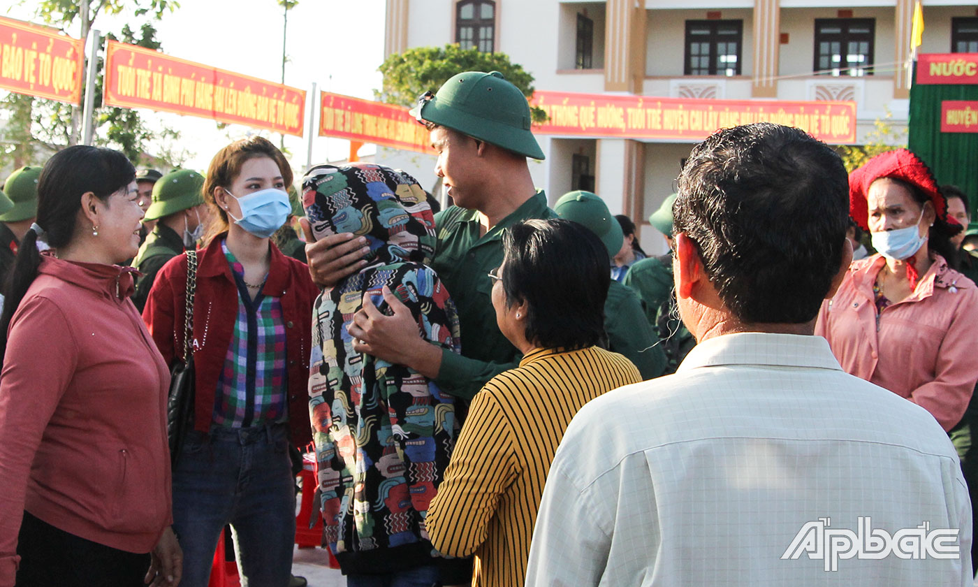 Thân nhân chia tay các tân binh.