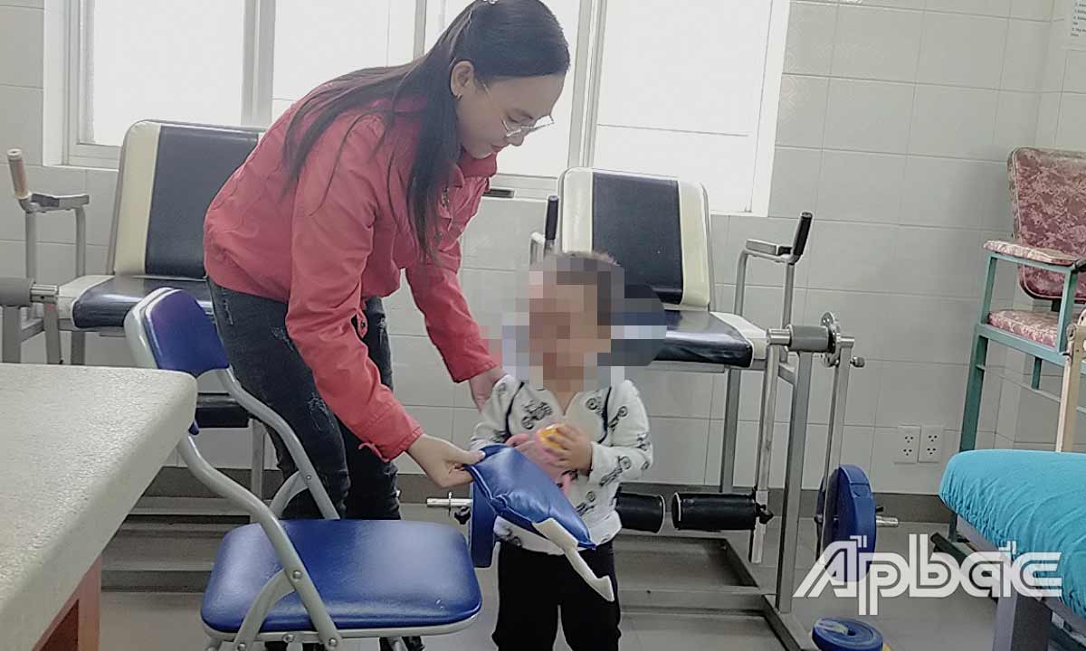Bé Bảo tập vật lý trị liệu tại cơ sở y tế.